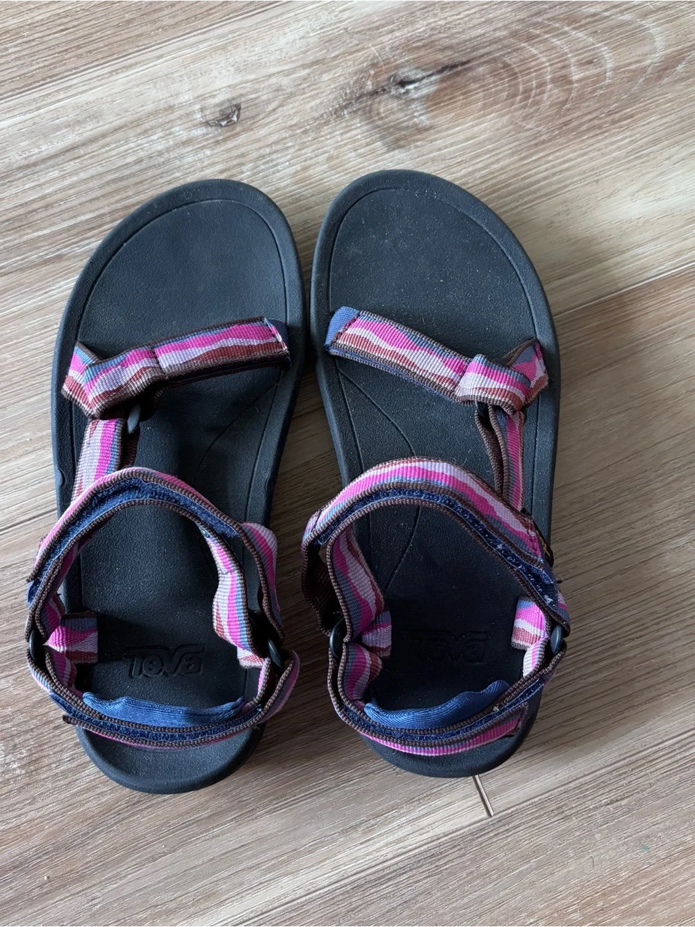 Teva girls size 3 Guc normal wear - Picture 2 of 5